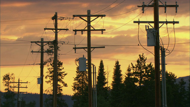 MS木制电线杆和电线对日落天空/怀俄明州，美国视频素材
