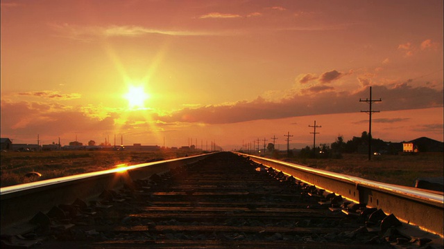 美国怀俄明州的WS铁路径直走向消失点和夕阳视频素材