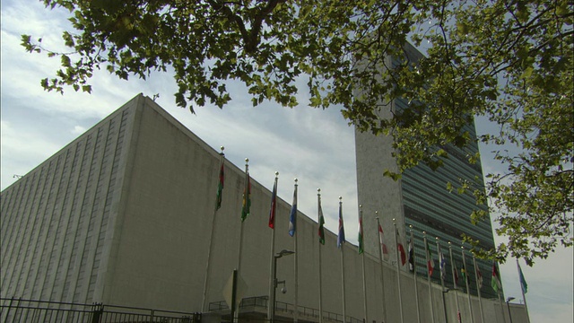 WS洛杉矶联合国总部，前景中悬挂旗帜/美国纽约纽约市视频下载