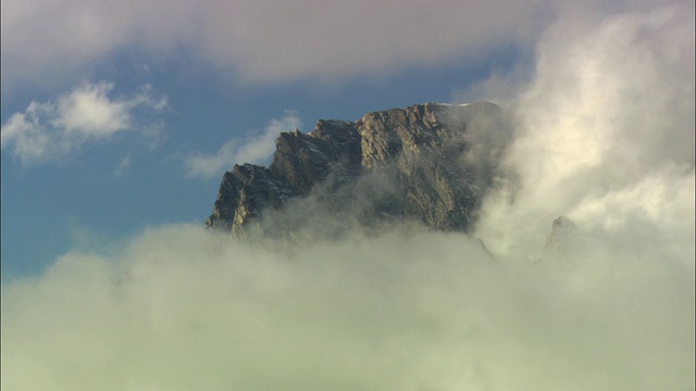 美国怀俄明州的大提顿国家公园，云雾缭绕的山顶视频素材
