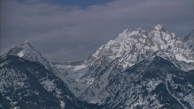 雪覆盖在多云的冬季天空下的提顿山脉/大提顿国家公园，怀俄明州，美国视频素材