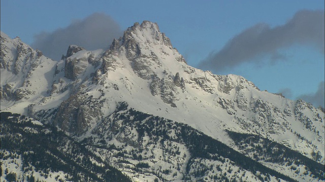 锯齿状，崎岖的冰雪覆盖的提顿山脉山峰，映衬着蓝天/大提顿国家公园，怀俄明州，美国视频素材