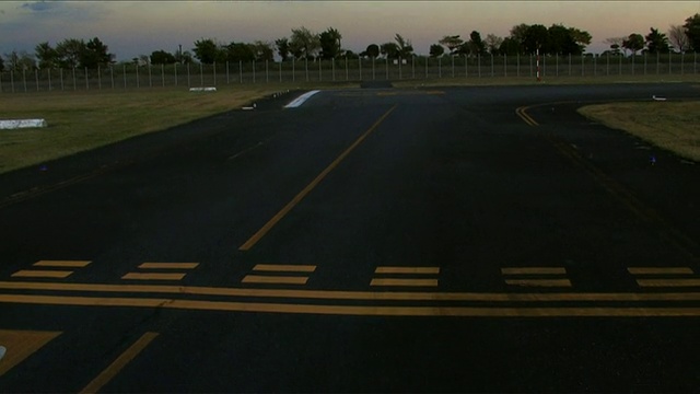 直升机在停机坪降落的景色视频下载