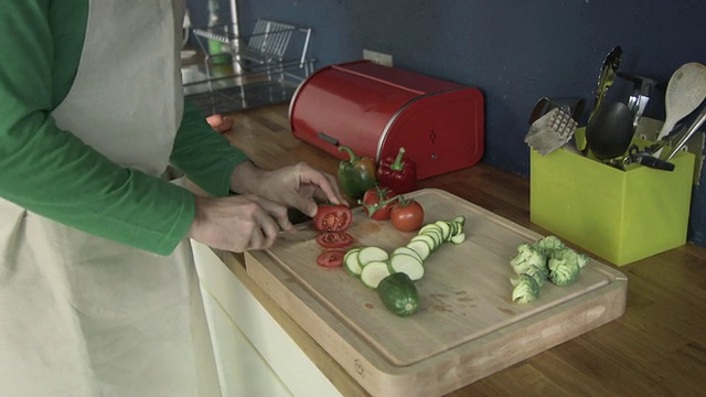 男人在厨房准备蔬菜视频下载