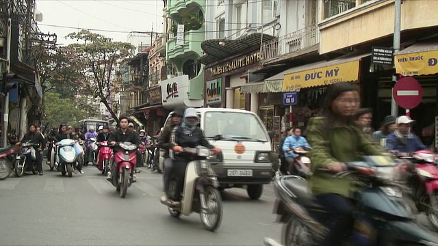 越南河内，人们骑摩托车的繁忙街景视频素材