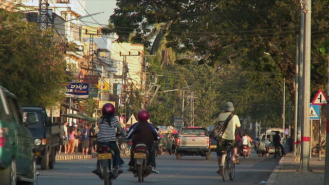 WS街道场景，人们骑自行车和摩托车/万象，老挝视频素材