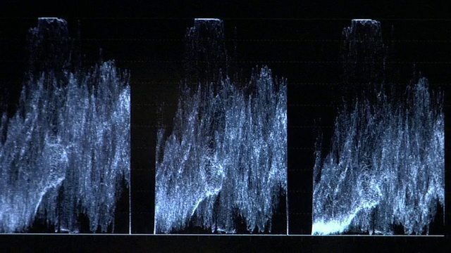 在视频回放/美国纽约纽约市期间亮度水平波动的CU波形监视器视频素材