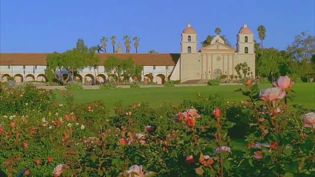前景中有玫瑰的圣塔芭芭拉教会/美国加州视频素材