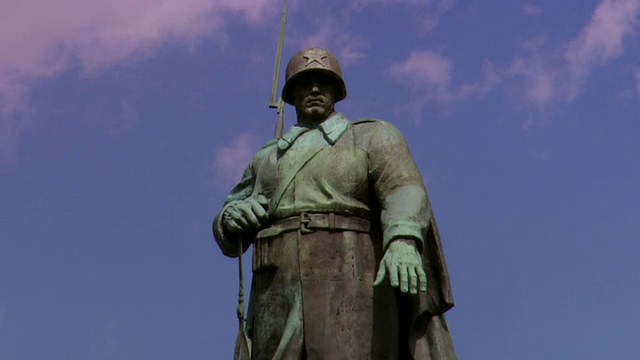 苏联战争纪念碑前的苏联士兵雕像，纪念1945年4月和5月在柏林战役中牺牲的苏联武装部队士兵，德国柏林蒂尔加滕公园视频下载