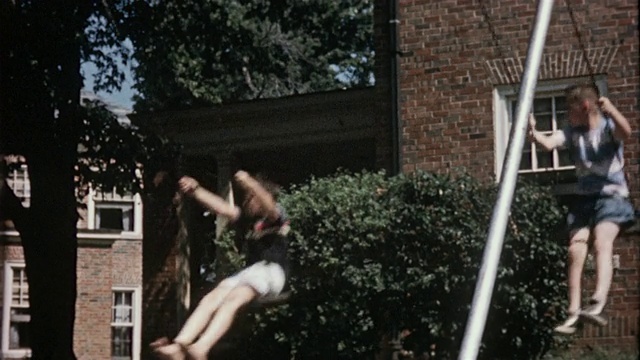 1956 MS三个男孩在秋千上/美国视频素材