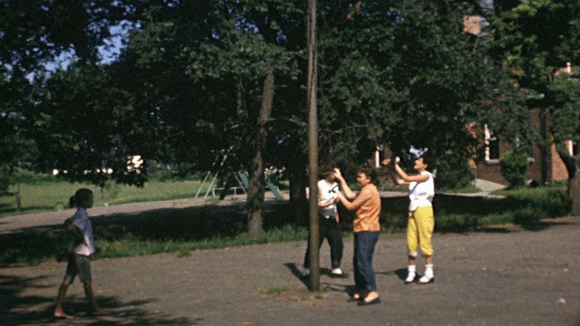 1956年WS女孩在五月柱/美国玩视频素材