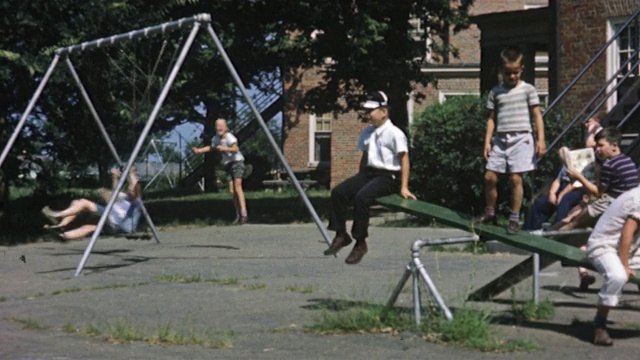 1956年WS儿童在操场/美国视频素材