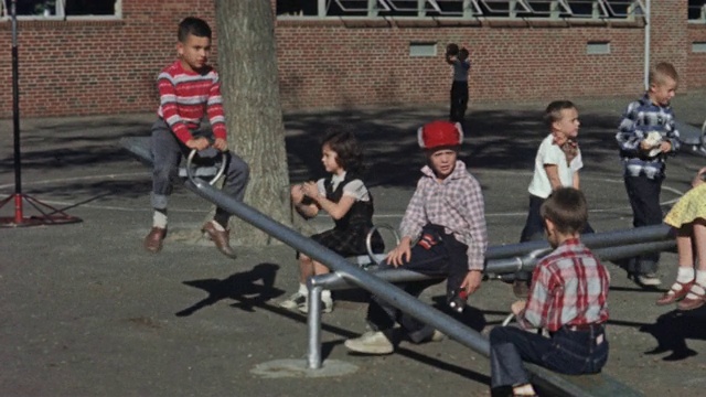 1956年美国儿童在操场上玩跷跷板视频素材