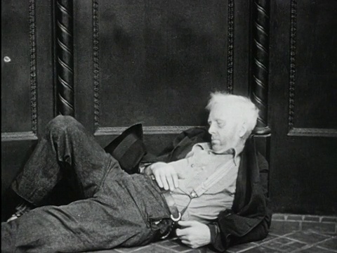 1949年B/W蒙太奇醉汉躺在人行道上/美国/音频视频素材