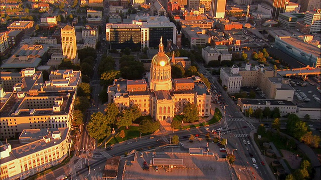 空中接近城市/全景放大州议会大厦/亚特兰大，佐治亚州视频下载