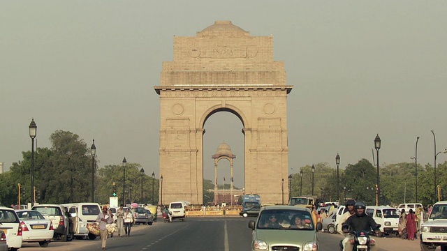 印度门前的交通，纪念一战中牺牲的英属印度军队士兵的战争纪念馆/印度德里视频素材
