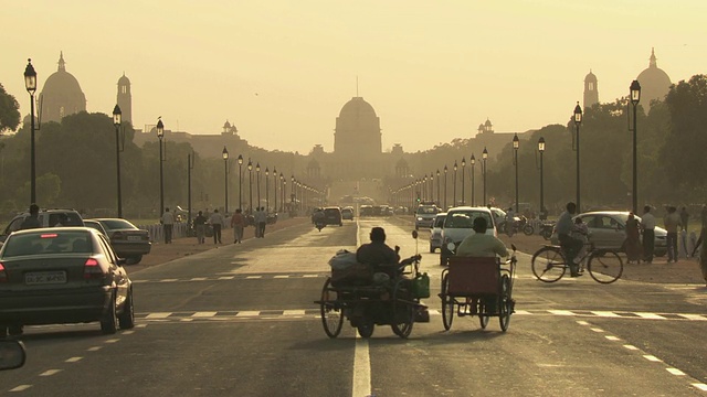 日落时分，印度德里繁忙的街道视频下载