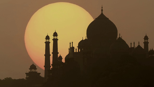 日出时的泰姬陵剪影，印度北方邦阿格拉视频下载