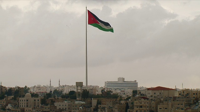 多云天空下的安曼和约旦国旗/约旦视频下载