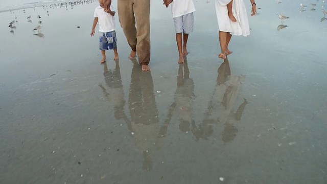 MS POV父母带着孩子(2-9)在美国佛罗里达州杰克逊维尔海滩散步视频素材