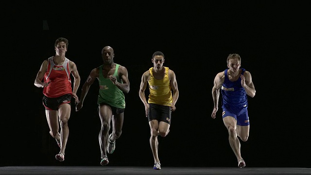 SLO MO WS Studio拍摄了四名短跑运动员向摄像机奔跑的画面视频下载