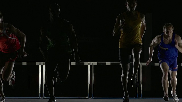 SLO MO WS Studio拍摄的四名男子跨栏运动员视频下载