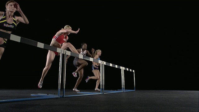 SLO MO WS Studio拍摄的四名女子跨栏运动员视频下载