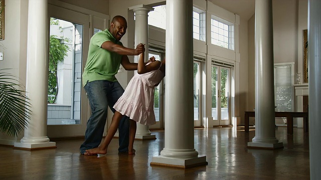 父亲和女儿(12-13)在走廊跳舞/ Edmonds，华盛顿州，美国视频素材