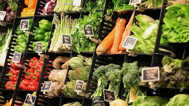美国维吉尼亚州里士满杂货店蔬菜陈列视频素材