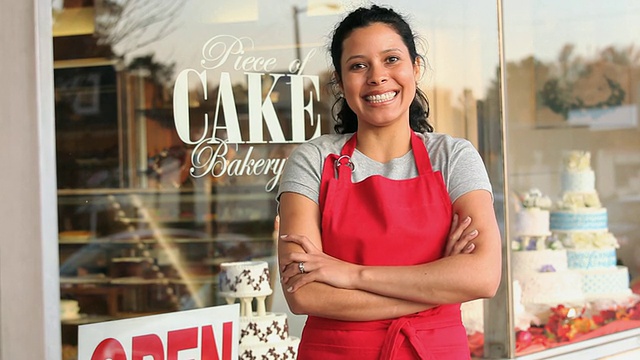 女面包师站在面包店外的肖像/里士满，弗吉尼亚州，美国视频下载
