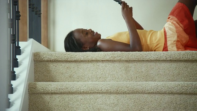 MS SHAKY LA Girl(8-9)躺在楼梯上发短信/ Bothell，华盛顿州，美国视频下载