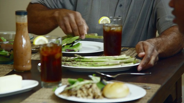 美国华盛顿州Bothell，一家人坐在餐桌前传递盘子视频下载
