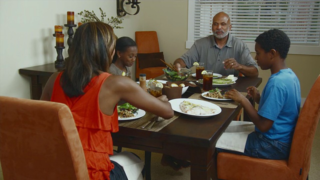 WS HA家庭坐在餐桌上祈祷/美国华盛顿州Bothell视频素材
