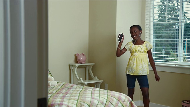 MS Girl(8-9)在卧室里随着mp3播放器跳舞/ Bothell，华盛顿州，美国视频素材