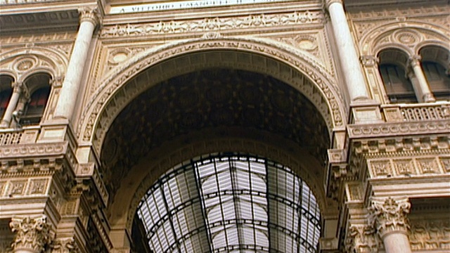 意大利米兰，维托里奥·埃马努埃莱二世拱廊(Galleria Vittorio Emanuele II)的拱形玻璃天花板视频下载