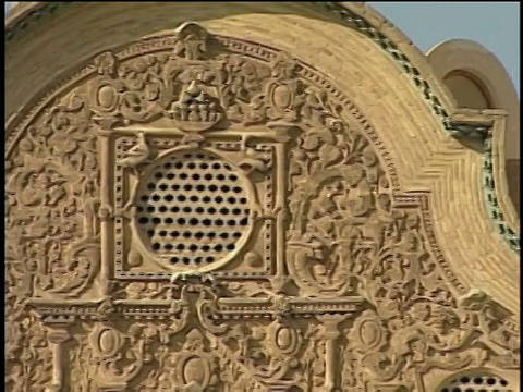 2000年2月1日伊朗卡山塔巴塔拜博物馆铜锅陶土艺术作品视频下载