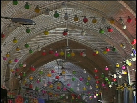 2000年4月1日，伊朗德黑兰，集市上五颜六色的蓝球和拥挤的小巷视频下载