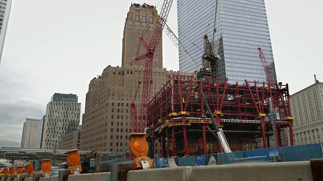 WS TU T/L建筑工地附近的世界贸易中心，前景交通/纽约市，美国，纽约视频下载