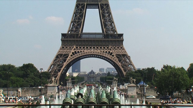 图为法国巴黎埃菲尔铁塔的游客视频下载