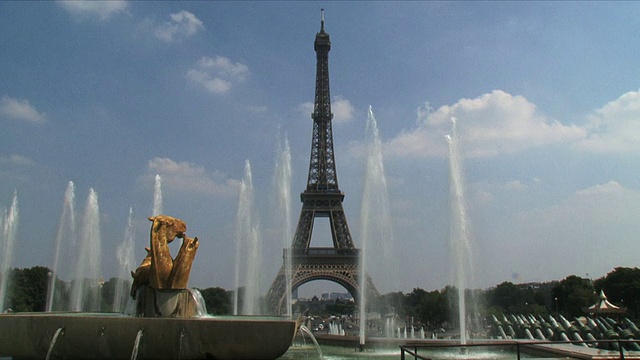 埃菲尔铁塔和特罗卡德罗喷泉的前景/巴黎，法兰西岛，法国视频下载