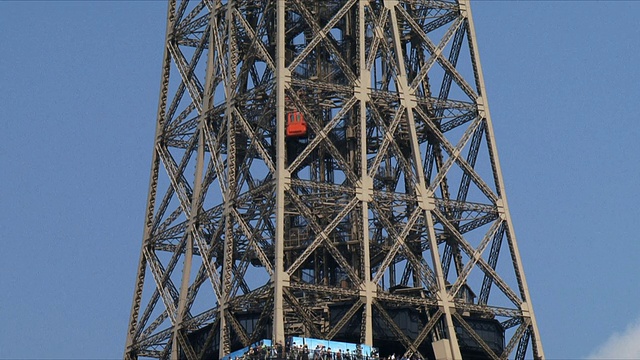 MS电梯在埃菲尔铁塔电梯/巴黎，法兰西岛，法国视频下载