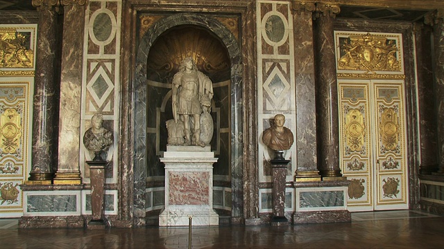 空房间里的雕像/凡尔赛宫，法国法兰西岛视频素材