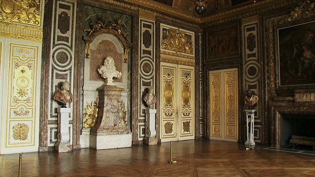 空房间里的雕像/凡尔赛宫，法国法兰西岛视频素材