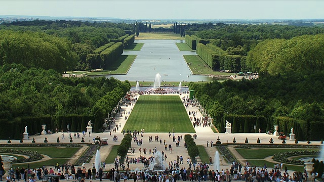游客漫步在花园/凡尔赛宫，法兰西岛，法国视频下载
