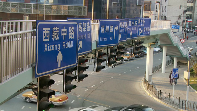 中国上海的交通标志和交通信号视频下载