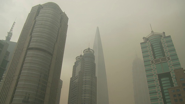 低角度的摩天大楼在雾霾天在上海浦东中国视频下载