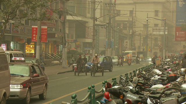 中国上海街头的雾霾天视频下载