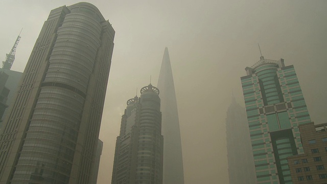 低角度的摩天大楼在雾霾天在上海浦东中国视频下载