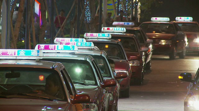 延时拍摄的出租车和交通在中国深圳视频下载
