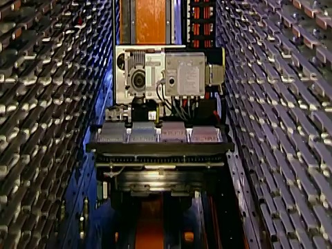 机器人在复合库货架之间的轨道上移动/样品上架盘/翻转和提升平台从高货架上取下样品视频下载